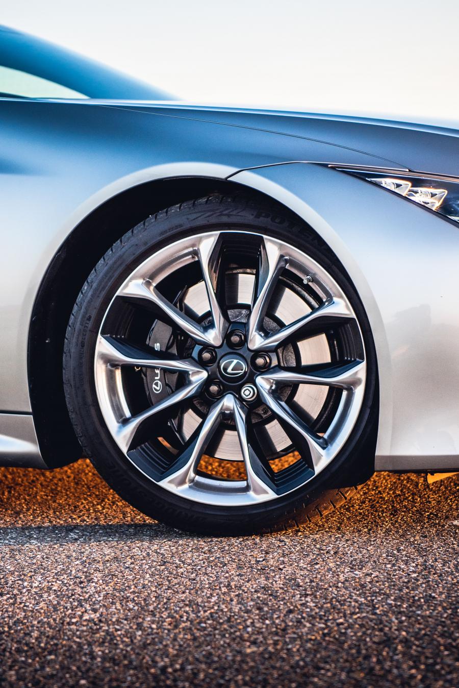 Колеса Lexus LC500h 2017 года  (UK) (фото 34 из 41)